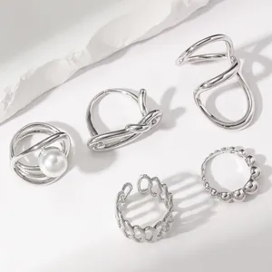 Vue détaillée d'un ensemble de 5 bagues argentées avec perles et motifs de nœuds