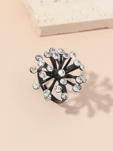 Vue détaillée d'une bague noire style hip-hop avec un éclatant bouquet de cristaux