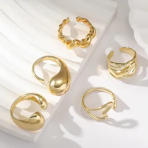 Vue détaillée de cinq bagues réglables plaquées or avec motifs géométriques minimalistes