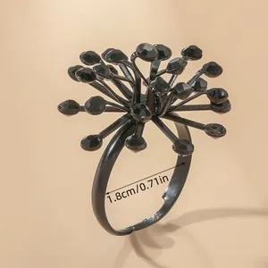 Détail de la bague punk fleur noire avec cristaux et diamètre intérieur de 1.8cm