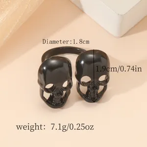 Vue détaillée de la taille de la bague gothique double crâne noire, diamètre de 1,8 cm