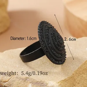 Vue macro d'une bague hip hop vintage noire avec taille 1,6 cm et poids 5,4 g inclus