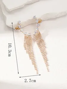 Dettaglio delle dimensioni degli orecchini a nappa dorati con strass lunghezza 10,3cm