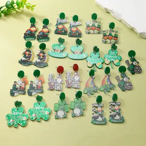 Detailansicht der St. Patricks Day Ohrringe aus Acryl mit grünem Glitzer und Kleeblattmotiven