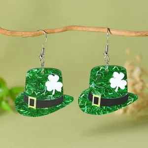 Grüne Glitzer-Ohrringe im St. Patrick's Day Koboldhut-Design mit Kleeblatt-Muster