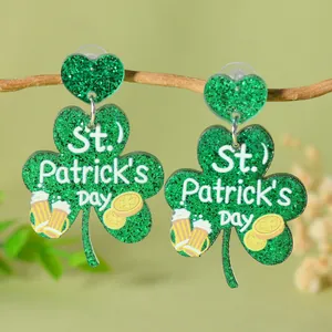 Makroaufnahme von grünen Glitzer-Kleeblatt-Ohrringen mit St. Patrick's Day-Motiv