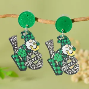 Detailansicht der St. Patrick's Day LOVE Acrylohrringe an einem natürlichen Holzzweig