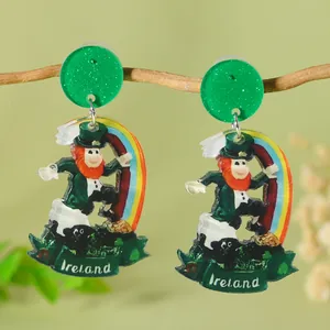 Detail der St. Patrick’s Day Acryl-Ohrringe mit Kleeblatt-Hut und Irland-Schriftzug