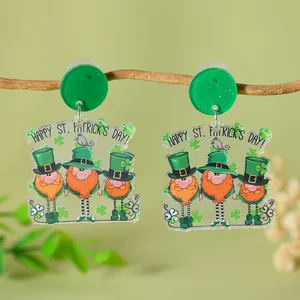 Makroaufnahme von St. Patrick's Day Acryl-Ohrringen mit Leprechauns und Kleeblatt
