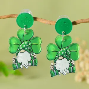 Detail der St. Patrick's Day Acryl-Ohrringe mit Gnom und Kleeblatt am Holzzweig