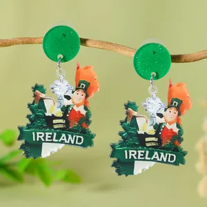 Nahaufnahme von St. Patrick's Day Acryl-Ohrringen mit irischem Kobold-Motiv-Detail