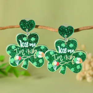 Detail von Kleeblatt-Ohrringen mit grünem Glitzer-Acryl und Kiss me I'm irish Aufdruck