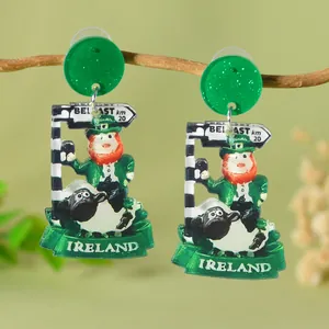 St. Patricks Day Acryl-Ohrringe mit irischen Motiven an einem Holzzweig im Detail