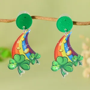 Detailansicht der Acryl-Ohrringe zum St. Patrick's Day mit grünem Glitzer und Regenbogen