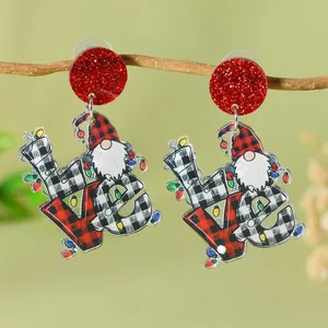 Details der Weihnachts-Gnom-Ohrringe aus Acryl mit LOVE-Schriftzug und festlichem Karo
