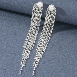 Eleganti orecchini lunghi a frangia con perle bianche e strass scintillanti in argento