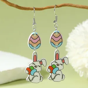 Pendientes de acrílico de Pascua con huevos de rayas y lindos dijes de conejito