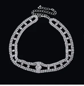 Detail der silbernen Strass-Halskette mit drei Reihen Kristallen und verstellbarem Verschluss