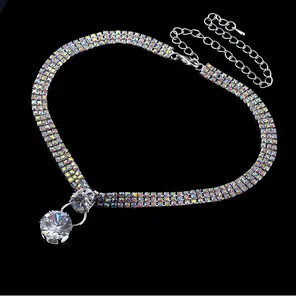 Nahaufnahme von silbernem Strass-Choker mit zwei Zirkon-Anhängern und verstellbarer Kette