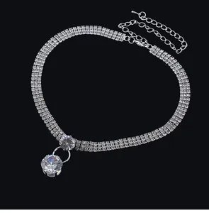 Nahaufnahme eines dreireihigen Strass-Chokers mit einem großen runden Kristallanhänger