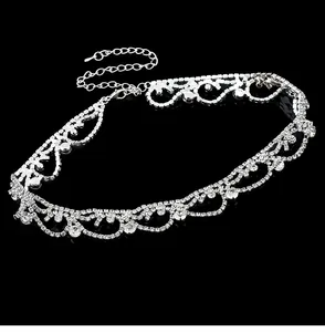 Detailansicht eines silbernen Strass-Chokers mit Wellenmuster und verstellbarem Verschluss