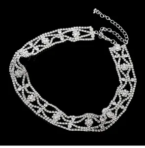 Nahaufnahme des funkelnden Strass-Chokers mit Karabinerverschluss und Blumenmuster