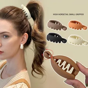 Dettaglio di fermagli opachi che mostrano il design nascosto e la struttura a denti