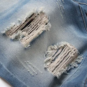 Short en jean bleu clair pour homme avec détails déchirés et texture délavée usée
