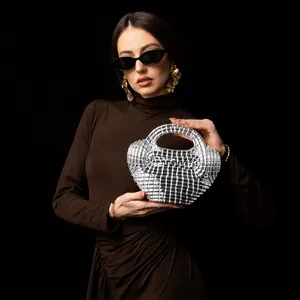 Sac à main argenté tressé en acrylique avec forme demi-lune pour soirées chic