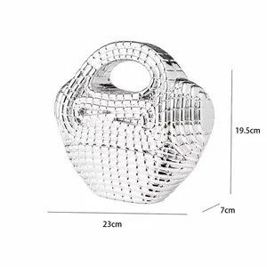 Détails du sac à main argenté: dimensions de 23cm de largeur, 19.5cm hauteur et 7cm de profondeur