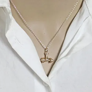 Collier avec pendentif haltère en or champagne pour les passionnés de fitness