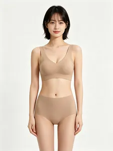 Détail d'un ensemble de lingerie sans couture beige avec soutien-gorge col en V