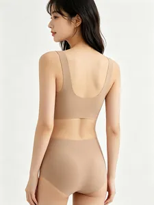 Vue détaillée de l'ensemble soutien-gorge beige sans couture avec dos en U et tissu respirant