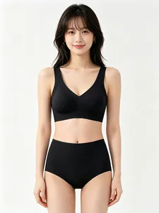 Vue détaillée de l'ensemble soutien-gorge sans coutures col en V et culotte taille haute noire