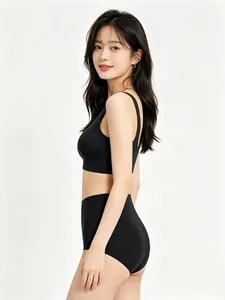 Vue latérale d'un ensemble soutien-gorge de sport noir sans couture et culotte haute