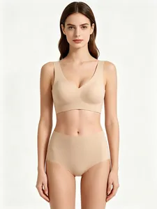 Détail macro d'un ensemble soutien-gorge sans couture et culotte haute beige sur modèle