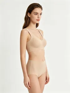 Détail d'un ensemble soutien-gorge sans couture et culotte haute en tissu élastique lisse