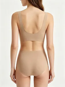 Vue arrière de l'ensemble soutien-gorge sans couture chair et culotte taille haute