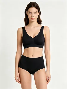 Vue de face de l'ensemble soutien-gorge noir sans couture et culotte sur mannequin