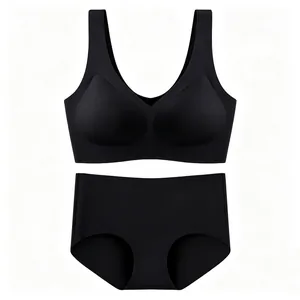 Ensemble soutien-gorge sans couture noir et culotte taille haute sur fond blanc pur