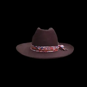 Sombrero fedora de fieltro de lana marrón oscuro con cinta floral y adorno de pluma