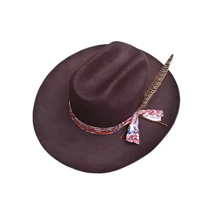Sombrero fedora de lana marrón oscuro con ala ancha, cinta floral y pluma decorativa