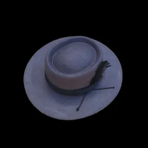 Sombrero Pork Pie de fieltro de lana azul niebla con cinta negra y adorno de pluma
