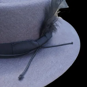 Sombrero Pork Pie de fieltro de lana gris oscuro con cinta negra y detalle de pluma