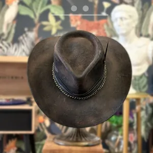 Cappello vintage in feltro di lana marrone invecchiato con catena in metallo