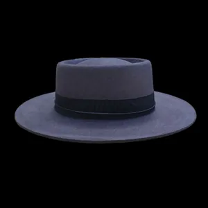 Detalle de sombrero de lana gris con cinta de falla negra sobre un fondo oscuro