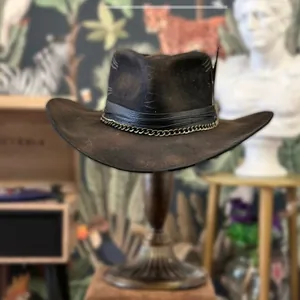 Cappello da cowboy vintage in feltro marrone scuro con cinturino in pelle e catena