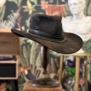 Cappello da cowboy vintage in feltro marrone con catena in metallo e fascia in pelle invecchiata