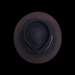 Vue de dessus d'un chapeau fedora vintage en laine avec un dégradé noir et rouge
