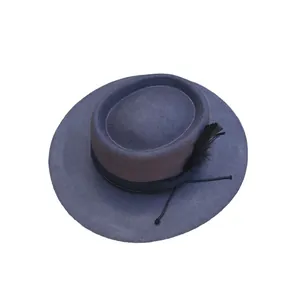 Sombrero Pork Pie de fieltro de lana gris oscuro con cinta negra y pluma